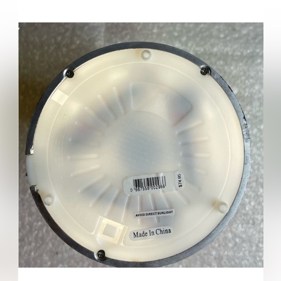 [Bath & Body Works] NWT PINEAPPLE GLITTER WATER-GLOBE LIGHT UP CANDLE
HOLDER - Picture 9 of 11